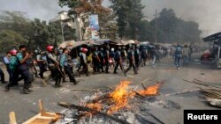 Polisi mengamankan lokasi di Dhaka pasca bentrokan dengan anggota partai Jamaat-e-Islami (13/12). Sedikitnya empat orang dilaporkan tewas dalam aksi protes menentang eksekusi tokoh oposisi Abdul Quader Mollah di Bangladesh.