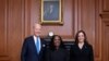 La jueza de la Corte Suprema de Estados Unidos, Ketanji Brown Jackson, en el centro, junto al presidente de Estados Unidos, Joe Biden, y la vicepresidenta, Kamala Harris, antes de la ceremonia de investidura en la Corte Suprema, en Washington DC, el 30 de septiembre de 2022.