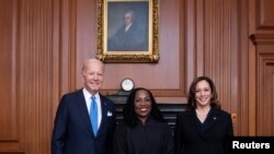 La jueza de la Corte Suprema de Estados Unidos, Ketanji Brown Jackson, en el centro, junto al presidente de Estados Unidos, Joe Biden, y la vicepresidenta, Kamala Harris, antes de la ceremonia de investidura en la Corte Suprema, en Washington DC, el 30 de septiembre de 2022.