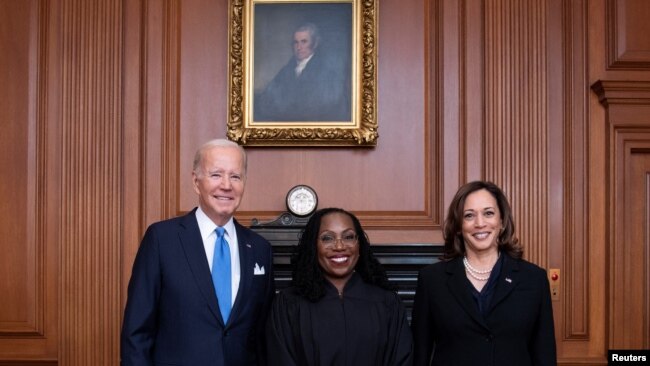 La jueza de la Corte Suprema de Estados Unidos, Ketanji Brown Jackson, en el centro, junto al presidente de Estados Unidos, Joe Biden, y la vicepresidenta, Kamala Harris, antes de la ceremonia de investidura en la Corte Suprema, en Washington DC, el 30 de septiembre de 2022.