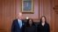 La jueza de la Corte Suprema de Estados Unidos, Ketanji Brown Jackson, en el centro, junto al presidente de Estados Unidos, Joe Biden, y la vicepresidenta, Kamala Harris, antes de la ceremonia de investidura en la Corte Suprema, en Washington DC, el 30 de septiembre de 2022.
