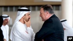 Državni sekretar SAD, Mike Pompeo, i ministar spoljnoh poslova Ujedinjenih Arapskih Emirata, šeik Abdulah bin Zajed al Nahjan, razgovraju u al Šati palati u Abu Dabiju, Ujedinjeni Arapski Emirati, 10. juli 2018.