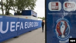 فدراسیون فوتبال اروپا تیم ملی روسیه را به پرداخت ۱۵۰ هزار یورو و محرومیت تعلیقی از مسابقات جام ملتهای اروپا محکوم کرد.
