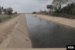 The irrigation system constructed by Chinese company in Banteay Meanchey province for farmers in the community to access water for their rice farming, Feb. 23, 2019. (Sun Narin/VOA Khmer)