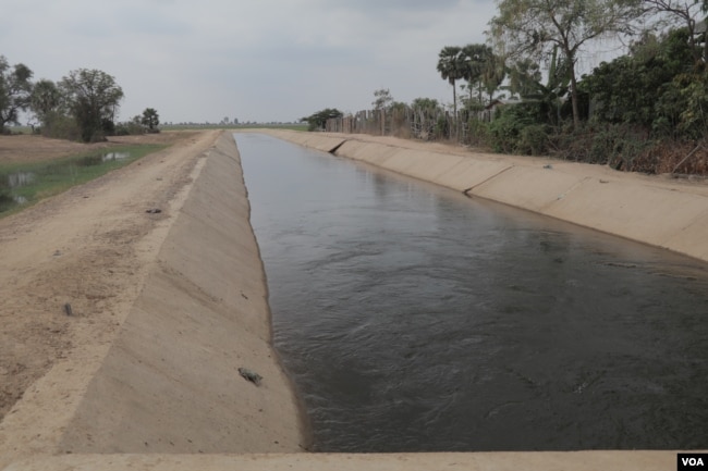 The irrigation system constructed by Chinese company in Banteay Meanchey province for farmers in the community to access water for their rice farming, Feb. 23, 2019. (Sun Narin/VOA Khmer)