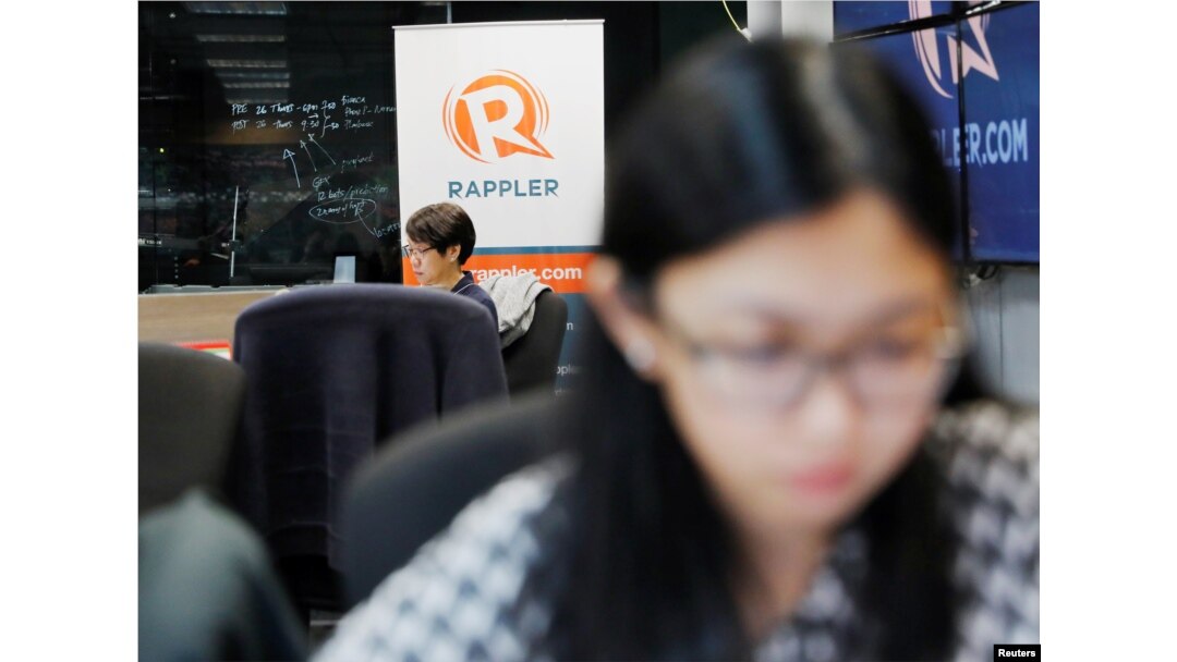 Para wartawan di kantor Rappler di Pasig, Metro Manila, Filipina, 15 Januari 2018.