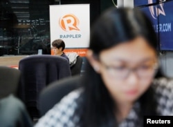 Para wartawan di kantor Rappler di Pasig, Metro Manila, Filipina, 15 Januari 2018.