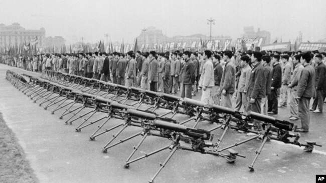 历史照片：上海人民广场摆放的轻机枪。(1963年5月9日)