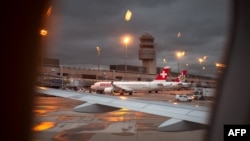 Pesawat komersial milik Swiss International Air Lines dan Edelweiss Air diparkir di Bandara Zurich. (Foto: AFP)