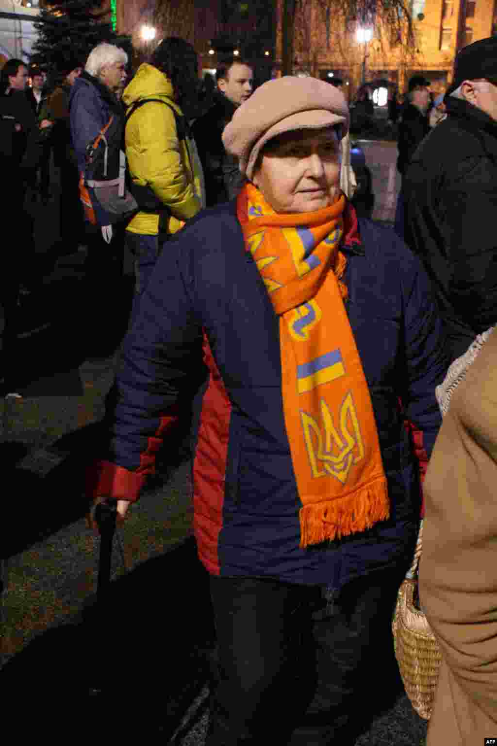 Пусть не так много, но среди тысячи людей хорошо был заметны те, кто сохранил память об "оранжевой революции"