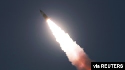북한이 단거리탄도미사일을 시험발사하는 모습. (자료사진)