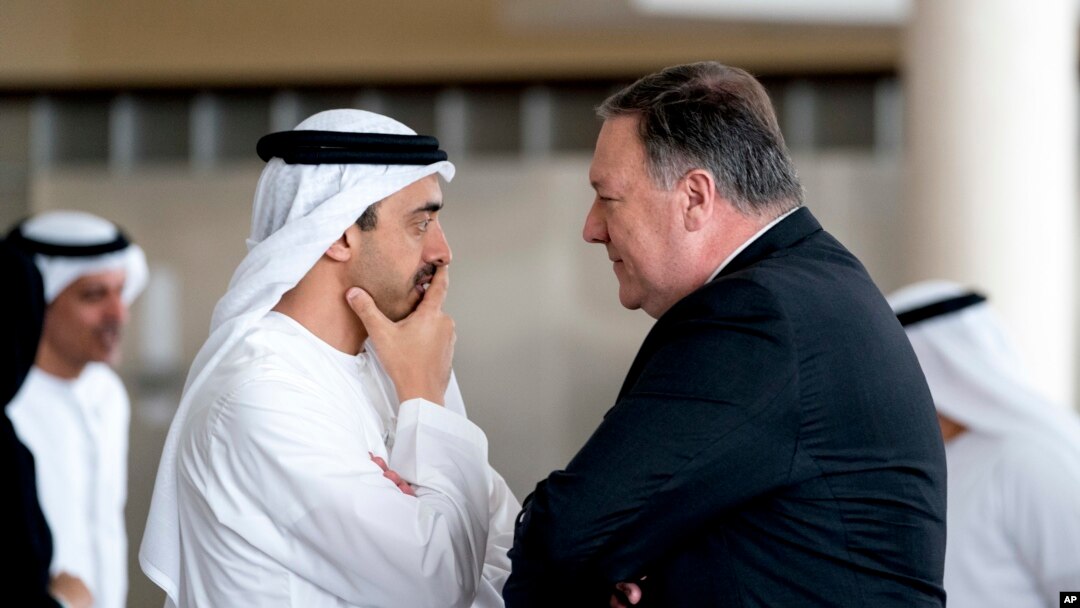 Državni sekretar SAD, Majk Pompeo, i ministar spoljnoh poslova Ujedinjenih Arapskih Emirata, šeik Abdulah bin Zajed al Nahjan, razgovraju u al Šati palati u Abu Dabiju, Ujedinjeni Arapski Emirati, 10. jula 2018, pre Pompeovog puta u Brisel.