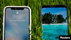 iPhone X (kiri) buatan Apple dan Samsung Galaxy S9 Plus dalam acara pratinjau di New York, 21 Februari 2018.
