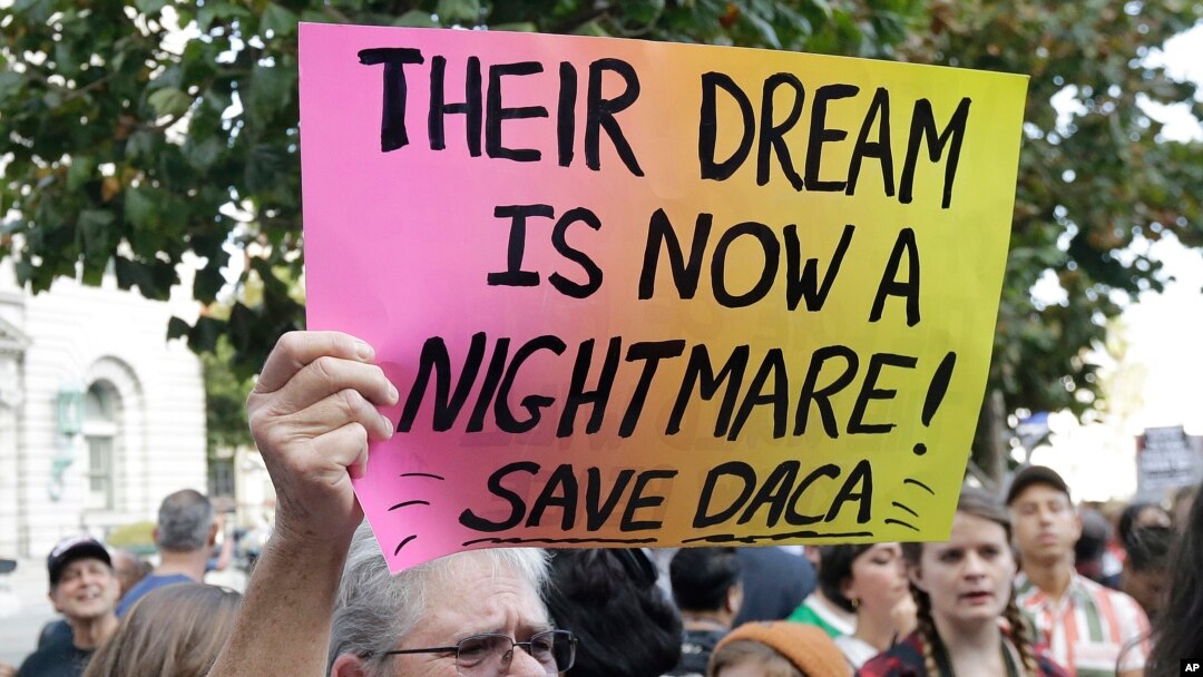 Bà Judy Weatherly, một người ủng hộ DACA, giơ cao biểu ngữ ‘ước mơ giờ thành ác mộng’ trong cuộc biểu tình trước công ốc liên bang ở San Francisco (ảnh tư liệu ngày 5/9/2017)