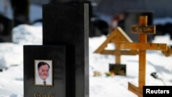 ARCHIVO- Una imagen de la tumba del abogado Serguei Magnitsky en un cementerio de Moscú, Rusia. Marzo 11 de 2013.