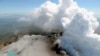 ادامه خروج و دود و گازهای ناشی از فوران آتش فشان کوه اونتاکه در ژاپن - ۸ مهر ۱۳۹۳ 