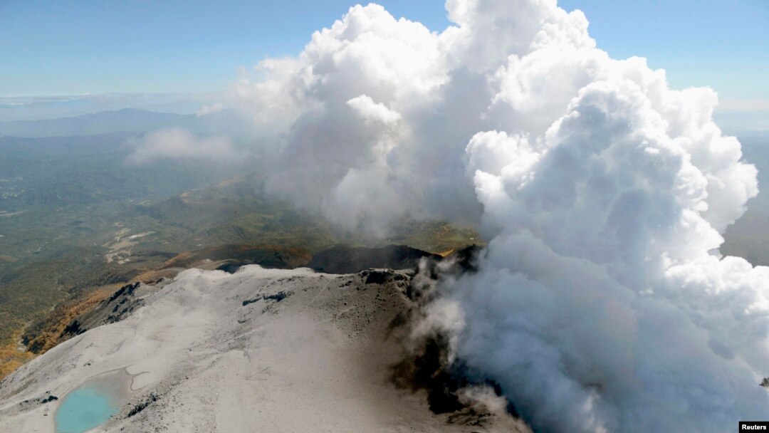 Asap vulkanik menyelimuti gunung Ontake di Jepang Tengah (30/9).