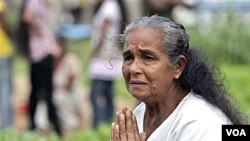 Seorang warga Sri Lanka yang selamat dari tsunami 2004 berdoa di dekat kuburan sanak-keluarganya (foto: dok).