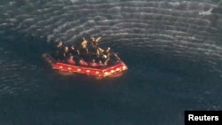 在太平洋上，宇航员克里斯蒂娜·科赫、杰里米·汉森、里德·怀斯曼和维克多·格洛弗被回收人员从“阿尔忒弥斯二号”任务的“猎户座”飞船中接出后，正等待被运送至回收船。(2026年4月10日)