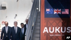 美國、澳洲和英國三國領導人2023年3月公佈「奧庫斯」（AUKUS）計劃細節，將協助澳洲取得核動力攻擊潛艦。 （美聯社）