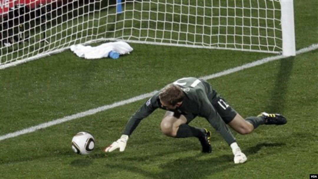 Kiper Inggris Robert Green gagal menepis bola tendangan pemain Amerika Clint Dempsey pada pertandingan Piala Dunia Grpup C, 12 Juni. Green harus lebih ketat menjaga gawannya agar Inggris menang melawan Aljazair agar bisa lolos putaran kedua.