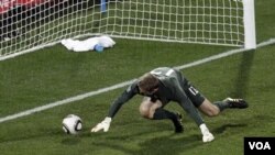 Kiper Inggris Robert Green gagal menepis bola tendangan pemain Amerika Clint Dempsey pada pertandingan Piala Dunia Grpup C, 12 Juni. Green harus lebih ketat menjaga gawannya agar Inggris menang melawan Aljazair agar bisa lolos putaran kedua.