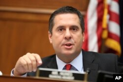 El representante Devon Nunes, republicano por California, integrante de la Comisión de Inteligencia de la Cámara de Representantes de EE.UU., interroga al director interino de lnteligencia Nacional, Joseph MaGuire el jueves, 26 de septiembre, de 2019.