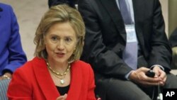 US Secretary of State Hillary Rodham Clinton addresses a Security Council meeting at United Nations headquarters, 26 Oct 2010 (file photo)