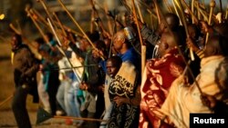 Des mineurs en grève chantant des slogans lors d’une marche dans le canton Nkaneng devant la mine Lonmin à Rustenburg le 14 mai 2014.
