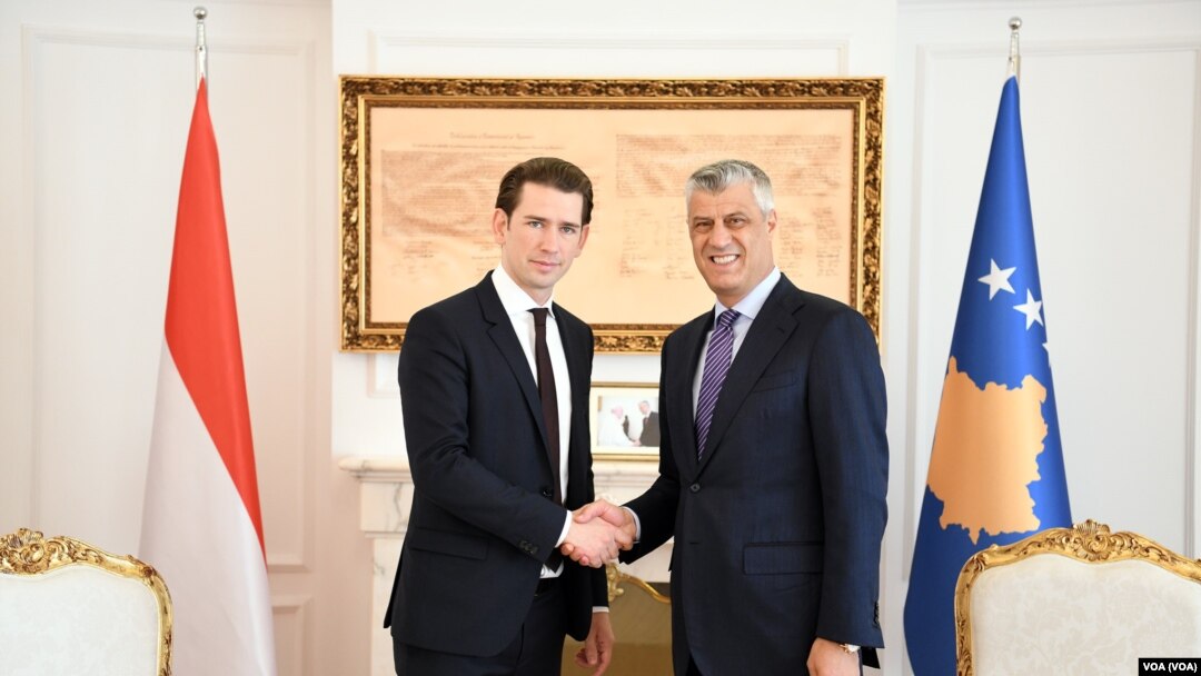 Kancelar Austrije Sebastijan Kurc i predsednik Kosova Hašim Tači prilikom susreta u Prištini (Foto: VOA)