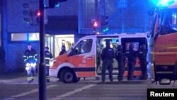 Los trabajadores de emergencia y la policía se reúnen en la escena luego de un tiroteo mortal en Hamburgo, Alemania, el 9 de marzo de 2023 (hora local) en esta imagen fija tomada de un video. [Foto suministrada a Reuters por un tercero]