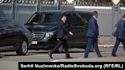 Президент Володимир Зеленський прибув в аеропорт зустрічати звільнених громадян України