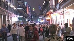 Turistas y residentes caminan por la transitada calle Bourbon en Nueva Orleans.