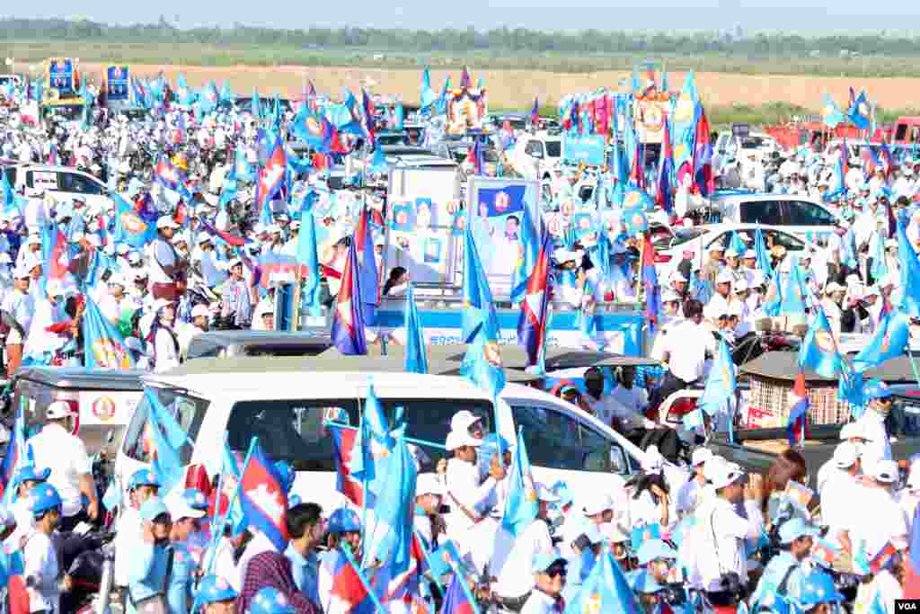 ទិដ្ឋភាពការដង្ហែក្បួនឃោសនាថ្ងៃចុងក្រោយរបស់គណបក្សប្រជាជនកម្ពុជា ក្នុងរាជធានីភ្នំពេញ ថ្ងៃទី២ ខែមិថុនា ឆ្នាំ២០១៧។ (ហ៊ាន សុជាតា/VOA)