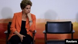 El proceso de juicio político contra la presidenta Dilma Rousseff, brevemente interrumpido el lunes por la mañana, continúa como antes.