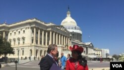 Depite Frederica Wilson (adwat) avèk kòlèg Repibliken li Chris Smith (R-NJ) nan yon konvèsasyon devan Kongrè ameriken an.