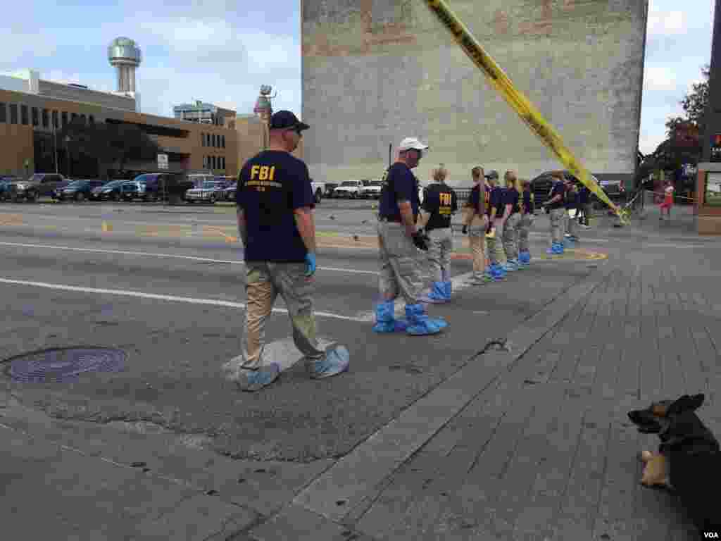 FBI busca pruebas sobre la calle en donde ocurrió la matanza de 5 policías en Dallas, Texas; un estado que en 2011 registraba 55,386 polícías activos, 20,000 agentes menos que en California, donde en el mismo período fueron asesinados 103 oficiales.