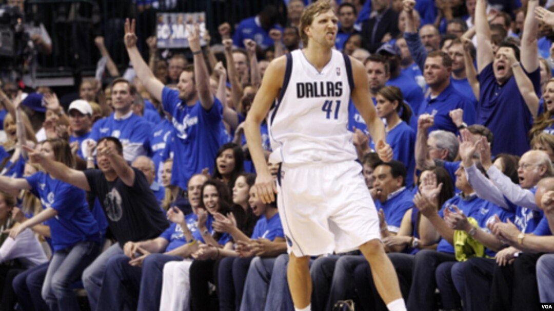 Bintang Dallas Mavericks Dirk Nowitzki menjelang menit-menit terakhir pertandingan pertama final Wilayah Barat NBA melawan Oklahoma City Thunder di Dallas hari Selasa (17/5).
