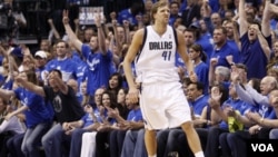 Bintang Dallas Mavericks Dirk Nowitzki menjelang menit-menit terakhir pertandingan pertama final Wilayah Barat NBA melawan Oklahoma City Thunder di Dallas hari Selasa (17/5).