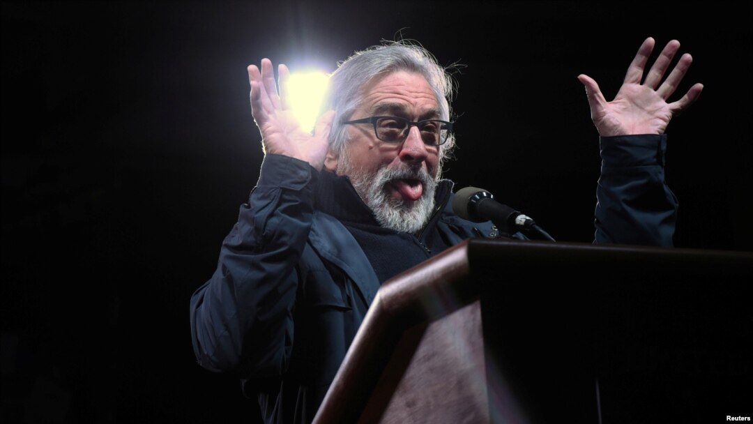 Aktor Robert De Niro berbicara dalam aksi protes menentang Presiden Trump di New York (foto: dok). 
