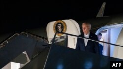 O Presidente dos EUA, Joe Biden, sai do Air Force One na Base Aérea de Andrews, em Lanham, Maryland, a 14 de julho de 2024.