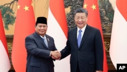 FILE - Chinese President Xi Jinping, at right, shakes hands with Indonesian President-elect Prabowo Subianto at the Great Hall of the People in Beijing, April 1, 2024.