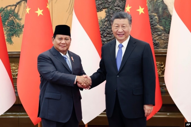 FILE - Presiden China Xi Jinping berjabat tangan dengan Presiden terpilih Indonesia Prabowo Subianto di Balai Besar Rakyat China di Beijing, 1 April 2024. (Yao Dawei/Xinhua via AP)