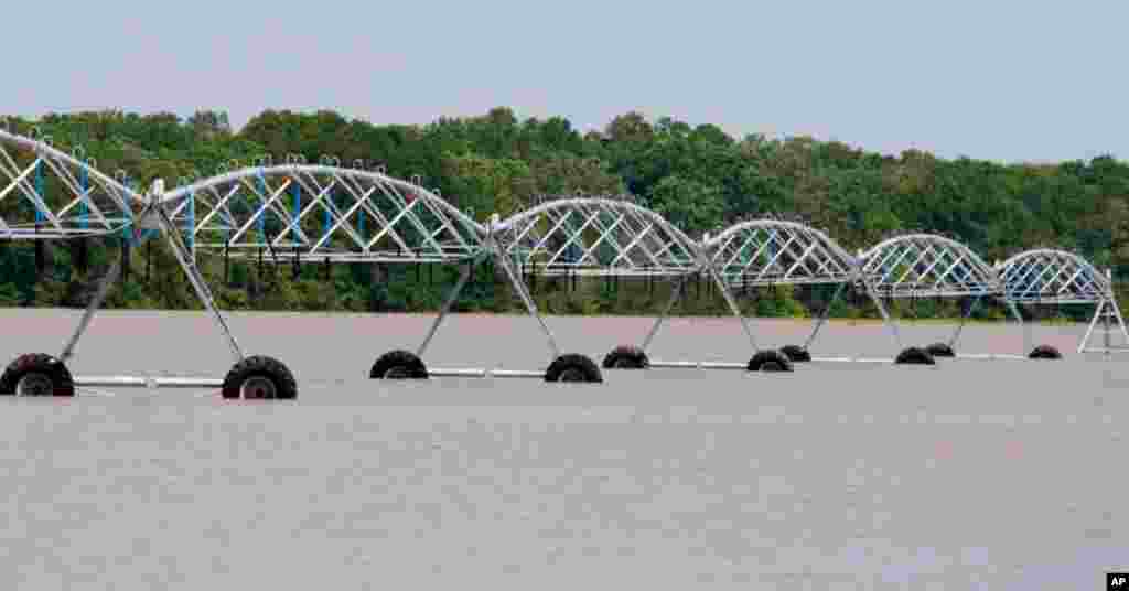 A circle irrigation system on the underwater soybean crop along River Road, north of Yazoo City, Miss. Thousands of acres of corn, wheat, soybean and cotton crops are now underwater. (AP/Rogelio Solis)