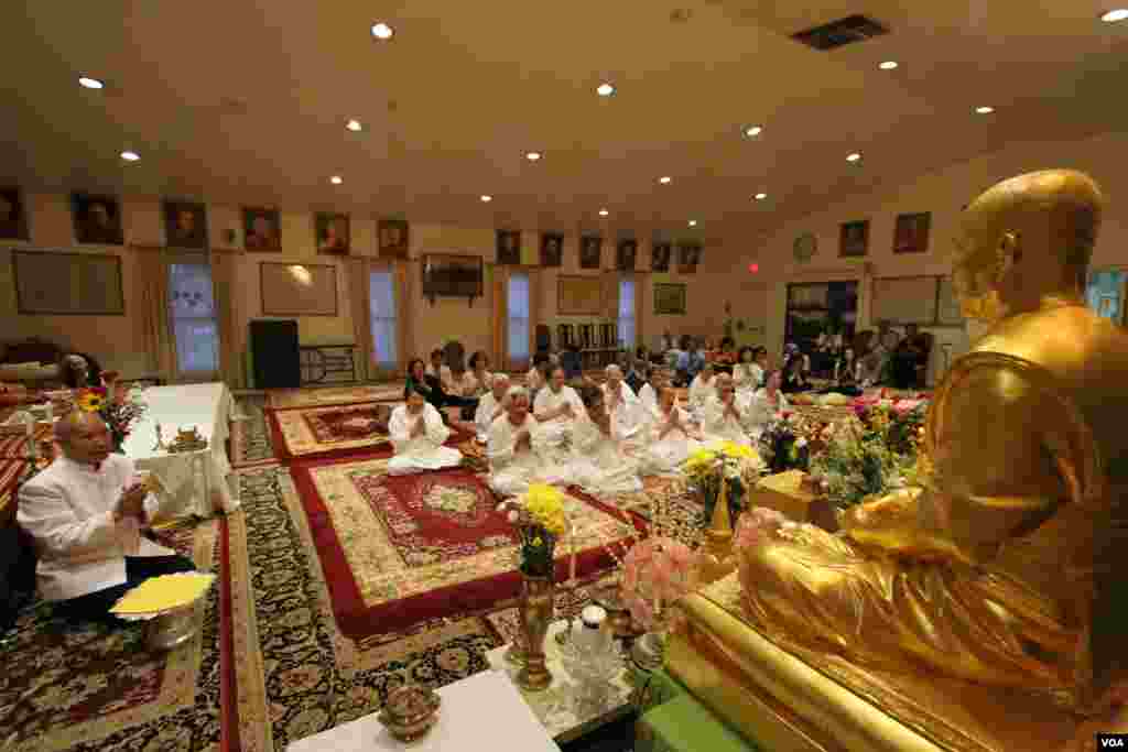 Cambodian-American buddhists pray for Khmer Rouge victims during a memorial service at the Wat Buddhikaram Cambodian Buddhist temple in Silver Spring, Maryland, to mark the 40th anniversary of the takeover of the Khmer Rouge, on Friday, April 17, 2015. (Sophat Soeung/VOA Khmer)