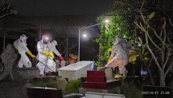 Tim TRC BPBD DIY melakukan pemakaman jenazah pasien COVID 19 di Yogyakarta, Minggu (27-6) malam. (Foto: dok/TRC BPBD DIY)