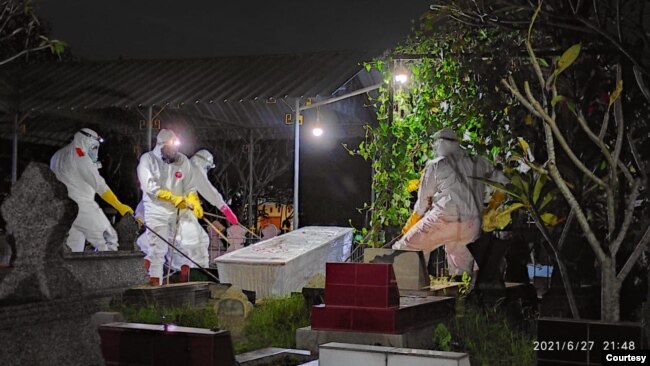 Tim TRC BPBD DIY melakukan pemakaman jenazah pasien COVID 19 di Yogyakarta, Minggu (27-6) malam. (Foto: dok/TRC BPBD DIY)