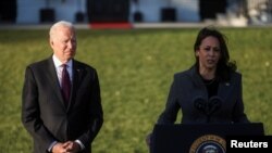 President Joe Biden na Vice-Presidente na ye Kamala Harris na Maison Blanche na Engumba Washington , na Etats-Unis, o'mokolo ya 15 novembre 2021 (Photo Reuters/Leah Millis)