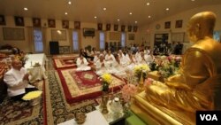 Cambodian-American buddhists pray for Khmer Rouge victims during a memorial service at the Wat Buddhikaram Cambodian Buddhist temple in Silver Spring, Maryland, to mark the 40th anniversary of the takeover of the Khmer Rouge, on Friday, April 17, 2015. (S