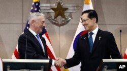 El secretario de Defensa de EE.UU., Jim Mattis, (izquierda) estrecha la mano del ministro de Defensa de Corea del Sur, Song Young-moo, antes de su reunión en Seúl, Corea del Sur, el jueves, 28 de junio de 2018.